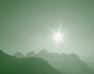 Sonne über Berggipfeln